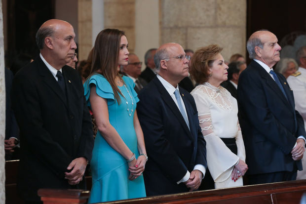 En la Catedral Primada de América, en Santo Domingo, fue oficiada una de las eucaristías simultáneas. En la fotografía, de izquierda a derecha, los señores Enrique M. Illueca, Johanna Rodríguez de Grullón, Eduardo Grullón, Milagros de Espinal y Marino D. Espinal. 

