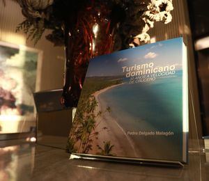 El cóctel navideño sirvió de escenario para presentar el documental “VEN: Vive Experiencias Nuevas”, complemento del libro “Turismo dominicano: 30 años a velocidad de crucero”.