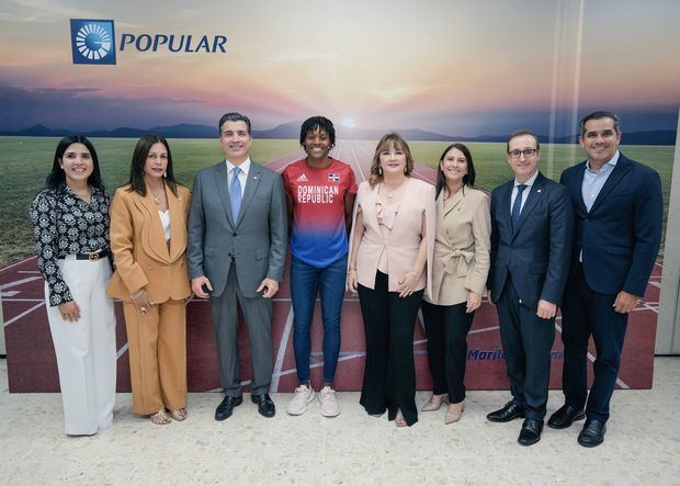 Desde la izquierda, los señores Mariel Bera, María Povedano, Christopher Paniagua,
Marileidy Paulino, Antonia Antón de Hernández, María Badía, Esteban Martínez – Murga y Joel
García.