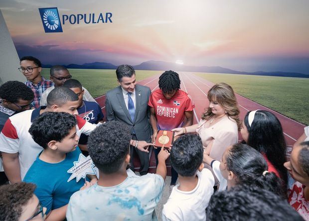 Durante su visita, Paulino posó con niños y adolescentes con la presea de oro obtenida
en Budapest, marcando el récord nacional de los 400 metros planos en tan solo 48.76 segundos.