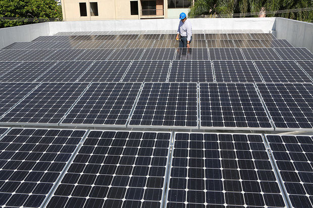 El techo de 26 áreas de parqueos del Popular está cubierto con paneles solares.