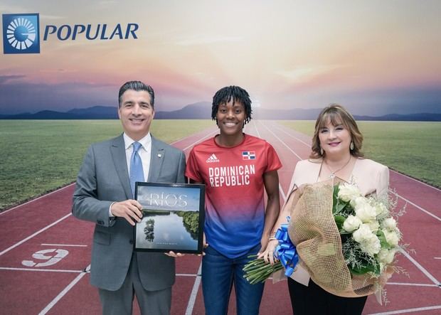 Desde la izquierda, Christopher Paniagua, Marileidy Paulino y Antonia Antón de
Hernández.