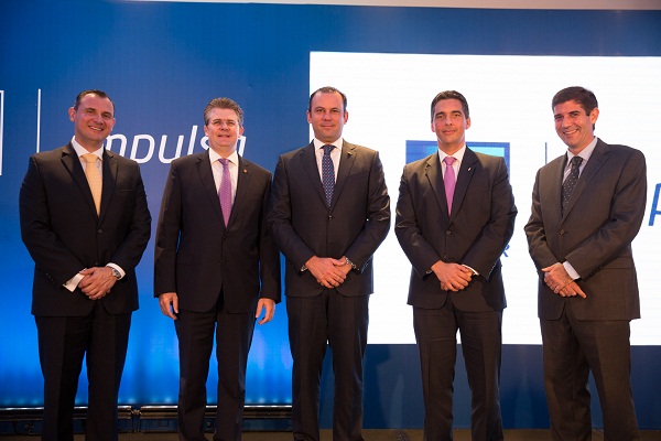 De izquierda a derecha, los señores Simón G. Planas, socio fundador de Front Consulting RD; Arturo Grullón F., vicepresidente ejecutivo de Negocios Personales y Sucursales de Banco Popular Dominicano; Eugene Rault Grullón, gerente general de Servicios Digitales Popular; Francisco Ramírez, vicepresidente del Área de Mercadeo del Banco Popular y Alfonso Riera, socio fundador de Front Consulting Group.