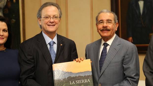 En el marco del Año del Desarrollo Agroforestal decretado por el Poder Ejecutivo, el señor Manuel A. Grullón, presidente del Banco Popular Dominicano y del Grupo Popular  realizó la entrega del primer ejemplar del libro “La Sierra” al presidente de la República, licenciado Danilo Medina Sánchez. 