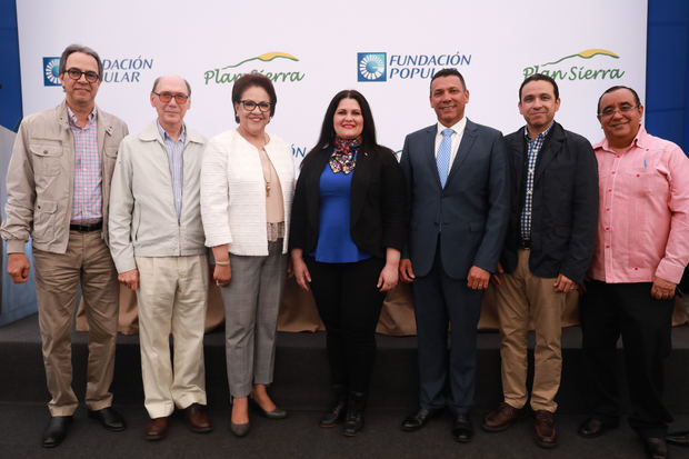 El evento estuvo encabezado por los señores José Mármol, vicepresidente ejecutivo de Relaciones Públicas y Comunicaciones de Grupo Popular; dos de los autores del libro, Frank Moya Pons e Inmaculada Adames; Ana Idalia Grullón, vicepresidenta de Proyectos Especiales del Grupo Popular asignada a la Fundación Popular; Roberto Espinal, alcalde de San José de las Matas; Juan Manuel Ureña, presidente del Consejo de Administración de Manuel Arsenio Ureña S.A. y Eddy Peralta, director ejecutivo del Plan Sierra.

