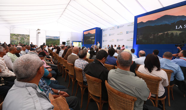 El Centro de Investigación y Capacitación Agroforestal J. Armando Bermúdez, alojado en las instalaciones del Plan Sierra, acogió la puesta en circulación de la obra editorial, en un evento al que acudieron unos 400 invitados