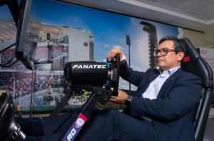 Empleados del Banco Popular experimentan la emoción de la Fórmula 1