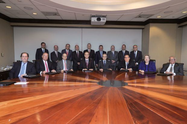 En la imagen, los miembros de los Consejos de Administración de Grupo Popular y Banco Popular Dominicano. De izquierda a derecha, de pie, los señores Adriano Bordas, Erich Schumann. Alex Pimentel M., Osián T. Abreu, Manuel E. Tavares, Pedro G. Brache, Andrés E. Bobadilla F., José Armando Bermúdez Madera, Marcial M. Najri; sentados, los señores Felipe Vicini Lluberes, A. Alejandro Santelises, Marino D. Espinal, Manuel A. Grullón, Práxedes Castillo P., Salustiano Acebal M., Noris Perelló Abreu y Ernesto M. Izquierdo M.