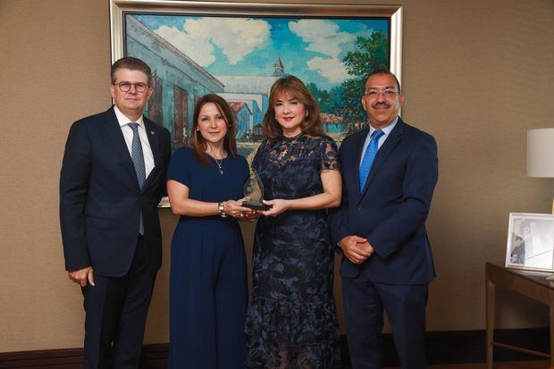 El premio fue recibido por los señores Antonia Antón de Hernández, vicepresidente ejecutivo Senior de Gestión Humana, Transformación Cultural, Administración de Créditos y Cumplimiento, y Arturo Grullón Finet, vicepresidente ejecutivo de Gestión Humana, Transformación Cultural, y Sistemas y Procesos.