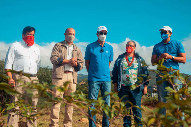 La jornada de reforestación estuvo encabezada por los señores Nelson Bautista, director del Jardín Botánico de Santiago y José Mármol, vicepresidente ejecutivo de Relaciones Públicas y Comunicaciones de Grupo Popular. 