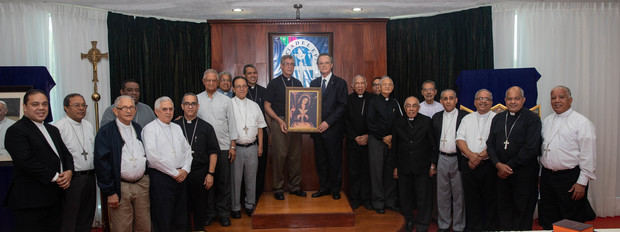 Grupo Popular entrega al Episcopado 7,500 réplicas de la Virgen de La Altagracia