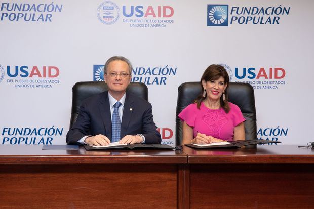 El presidente del Consejo de Administración del Grupo Popular, señor Manuel A. Grullón, y la embajadora de los Estados Unidos de América, señora Robin S. Bernstein, firmaron el memorando de entendimiento para la colaboración conjunta de la Fundación Popular y la USAID.  

