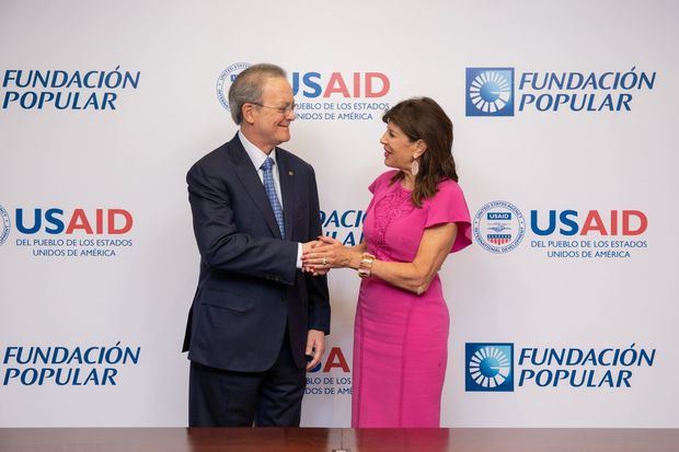 El presidente del Consejo de Administración del Grupo Popular, señor Manuel A. Grullón, y la embajadora de los Estados Unidos de América, señora Robin S. Bernstein, firmaron el memorando de entendimiento para la colaboración conjunta de la Fundación Popular y la USAID.  

