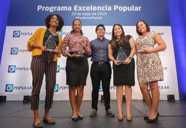 Los becarios Nicole Marie Mercedes Pichardo, Juliza Echevaría, Yuyi Pacheco Kimura, Nicole E. Gómez Segura y Yudelkis V. Tejada, graduados de la promoción 2018, fueron reconocidos por su niveles de excelencia académica y comportamiento ético y de liderazgo.