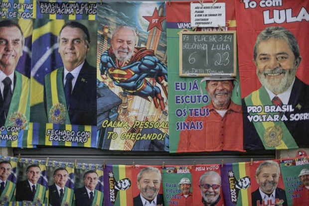 Fotografía de un puesto de venta de toallas con fotos del presidente brasileño y candidato a reelección, Jair Bolsonaro, y del expresidente brasileño y candidato a la Presidencia, Lauiz Inácio Lula da Silva, en Río de Janeiro, Brasil.