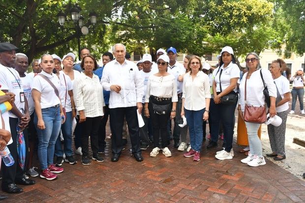 El doctor Garcìa Ramírez pronunció un discurso al inicio de una caminata