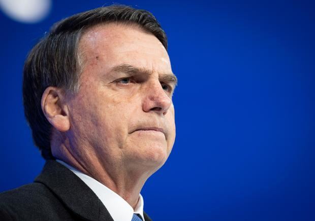 En la imagen un registro del presidente de Brasil, Jair Bolsonaro, quien se mostró de acuerdo con la decisión de Petrobras de congelar los precios en el país hasta que disminuya la tensión en el Golfo Pérsico y el barril vuelva a cotas más bajas.