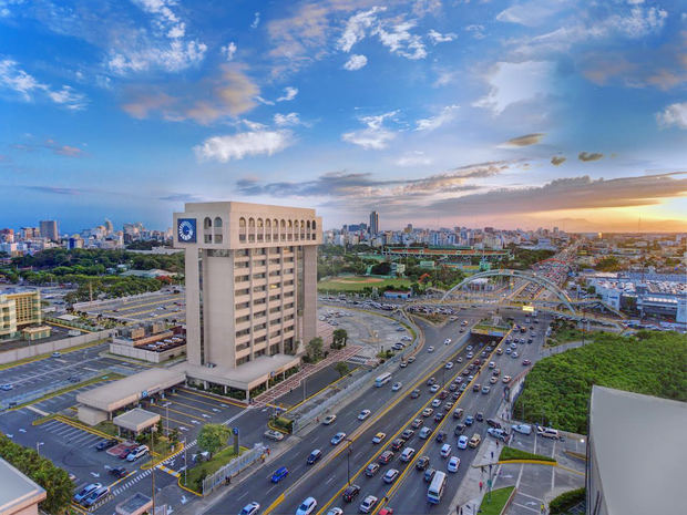 Fotografía de la Torre Popular, sede del Banco Popular Dominicano.
