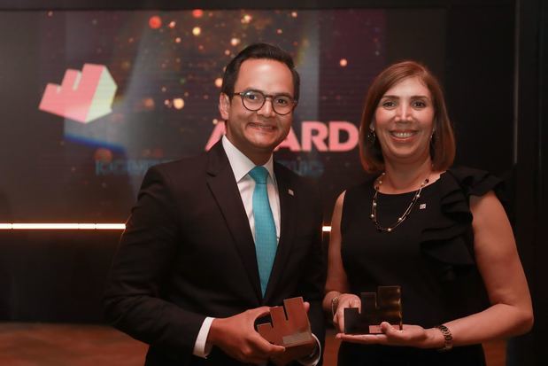 Los señores Yasser Mármol y Ana Margarita Rodríguez reciben los galardones por resultar ganadores en las categorías de mejor estrategia de marketing para el segmento joven y mejor campaña de publicidad digital programática, respectivamente.