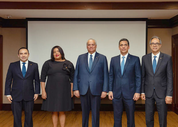 Los señores Francisco Javier García, Giselle Moreno, Luis Espínola, Francisco Ramírez y José Mármol.