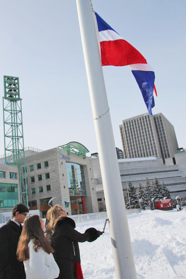 La bandera dominicana es izada en Ottawa; iluminan con sus colores las cataratas de Niágara.