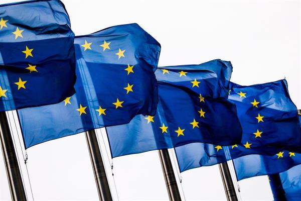 Banderas de la Unión Europea (UE) ondean a las puertas de la Comisión Europea en Bruselas (Bélgica). 