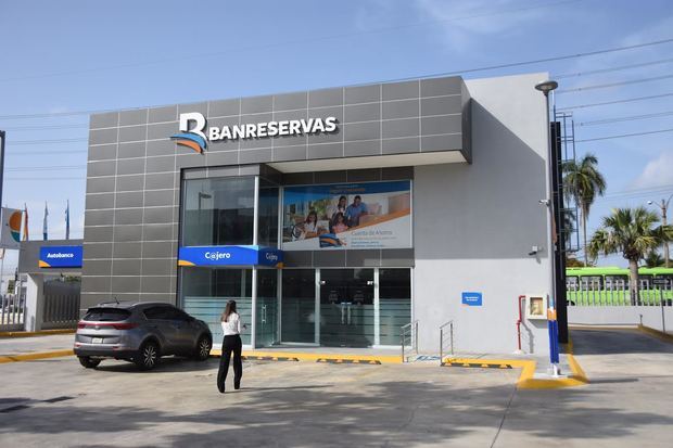 Banreservas inaugura oficina próxima a Embajada de Estados Unidos.