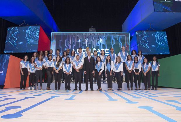 El administrador general de Banreservas, Simón Lizardo Mézquita, comparte con los estudiantes meritorios salientes de bachillerato. 