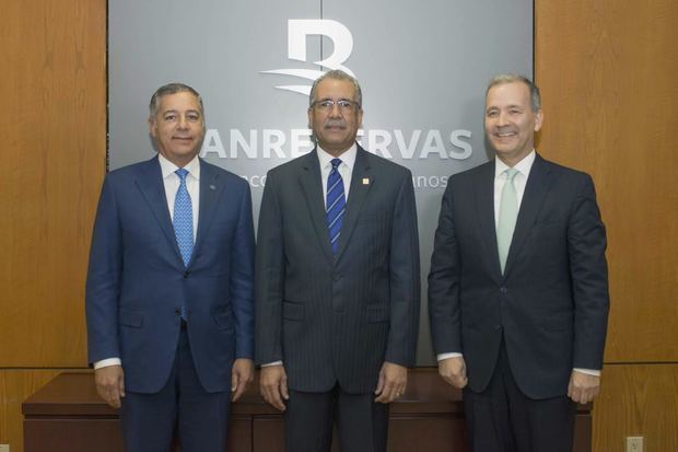 La colaboración fue formalizada por el administrador general del Banco de Reservas, Simón Lizardo Mézquita; el ministro de Hacienda, Donald Guerrero Ortiz, y Miguel Coronado, representante del Banco Interamericano de Desarrollo en República Dominicana (BID).