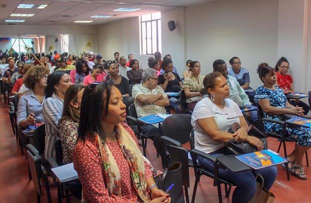 Dominicanos residentes en España participan en uno de los talleres de educación financiera impartidos por ejecutivos del Banco de Reservas.