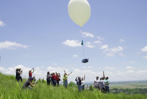 Grupo de jóvenes lleva la bandera dominicana a la estratósfera