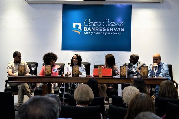 La mesa principal del acto de puesta en circulación del Féliz Franco, en el Centro Cultural Banreservas.