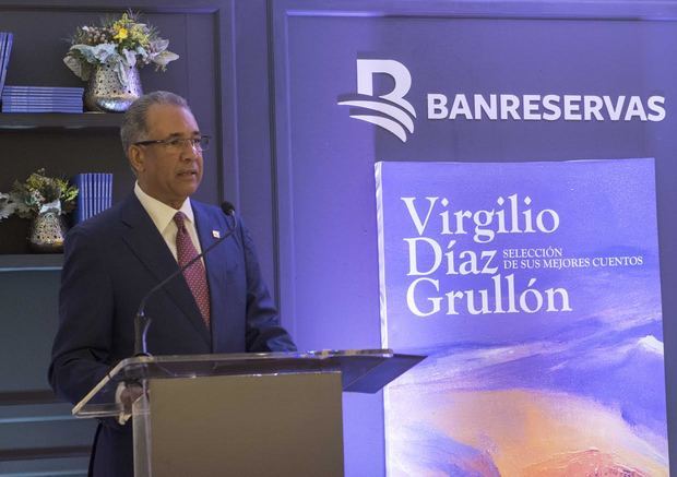 El administrador general de Banreservas, Simón Lizardo Mézquita, presenta la obra “Virgilio Díaz Grullón. Selección de sus mejores cuentos”, en el Centro Cultural Banreservas. (Foto:Cortesía).