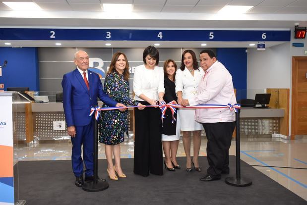 El senador de Azua, Rafael Calderón; la directora regional de Negocios de la zona sur-este de Banreservas, Lorenza Bencosme; la directora general de Banca Personal, Mirjan Abreu; la gerente de la oficina de Azua, Yolainy Gómez; la gobernadora provincial de Azua, Walquiria Féliz, y el alcalde del municipio de Azua, Rafael Hidalgo.