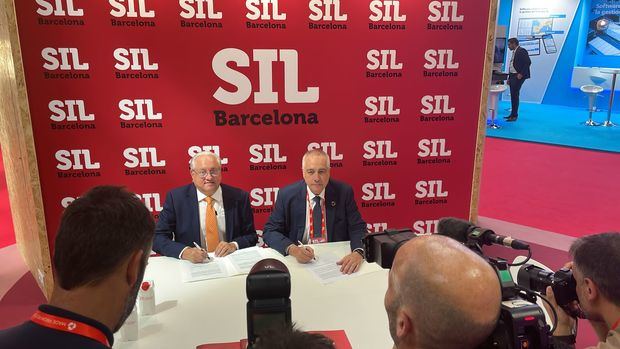 El  acuerdo fue rubricado por Pere Navarro i Morera, y Miguel Lama en Barcelona. 