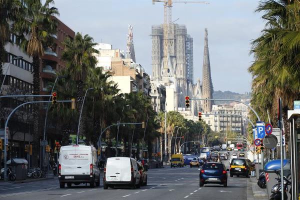 Vista de la calle Marina de la ciudad de Barcelona donde este jueves 2 de enero, primer día laborable del año, se ha puesto en marcha la Zona de Bajas Emisiones (ZBE), que restringirá la circulación de los vehículos más contaminantes en buena parte de la capital catalana y algunos municipios vecinos. 