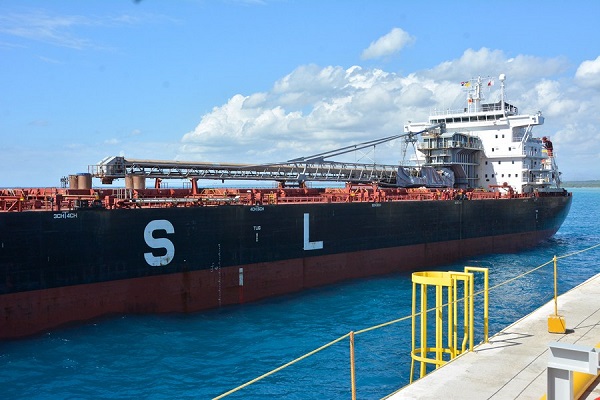 Barco con Carbón en Punta Catalina