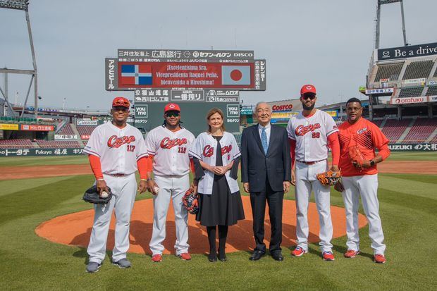 Encuentro de la vicepresidenta con los jugadores de béisbol.