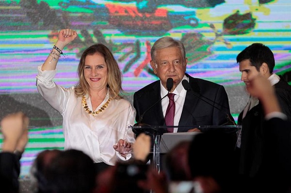 Lópex Obrador junto a su esposa