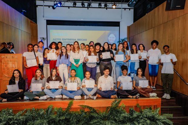 Rectora de Unibe, doctora Odile Camilo Vincent, junto a los jóvenes beneficiarios de las becas.