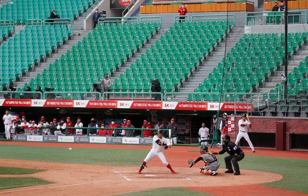 La nueva temporada del béisbol profesional en Corea del Sur arrancó el martes, en estadios sin público debido a la pandemia.