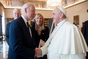 Biden dice que está rezando por el papa Francisco y que el mundo lo necesita