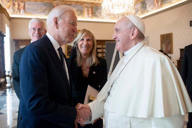 Biden dice que está rezando por el papa Francisco y que el mundo lo necesita.