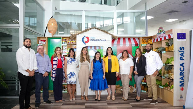 Biviana Riveiro Disla, directora ejecutiva de ProDominicana junto a exportadores.