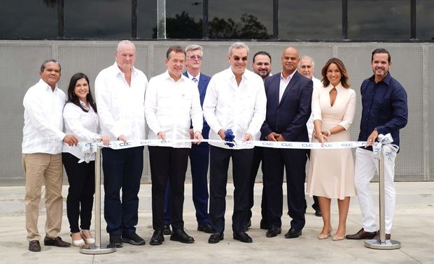 Biviana Riveiro, Jules Evelyne, Ito Bisono, Paul Evelyne(atras), Presidente Luis Abinader, Abi Nader(Atras). Anthony Ali, Errol Boulos(atras), Katherine Behrmann y Carl Frederic Behrmann.