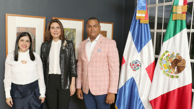 Biviana Riveiro, María Isabel Castillo y Jonathan Aragonez.