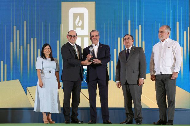 Biviana Riveiro, directora de ProDominicana; Edgar del Toro, Gerente General Banco Múltiple LAFISE; el presidente Luis Abinader, Héctor Valdez Albizu, gobernador del Banco Central, y Alejandro Fernández, superintendente de Bancos.