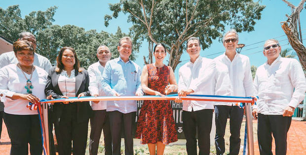 Los señores María E. de León, Julia Drullard, Fermín Brito, Víctor –Ito- Bisonó, Raquel Arbaje, Christopher Paniagua, José Mármol y José Hernández.
