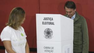 Bolsonaro vota bajo estrictas medidas de seguridad y evita a la prensa