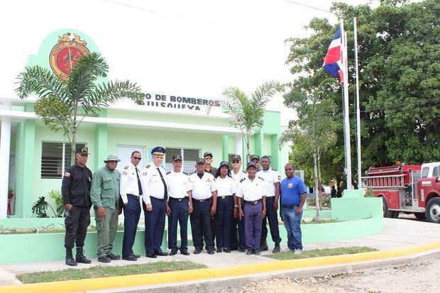 Miembros del Cuerpo de Bomberos de Quisqueya frente al nuevo cuartel.